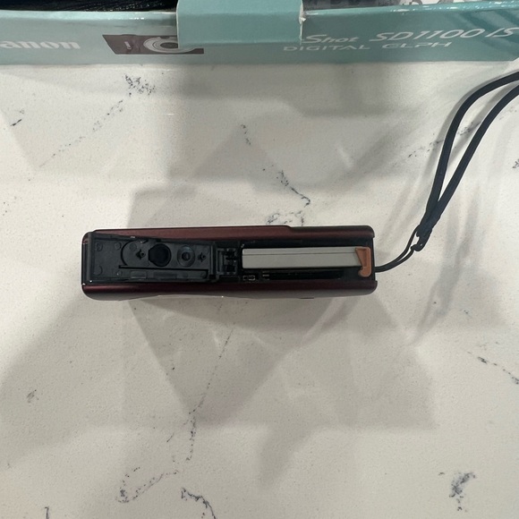 Canon PowerShot SD1100 IS Compact Digital Camera - Maroon Red - Picture 9 of 11